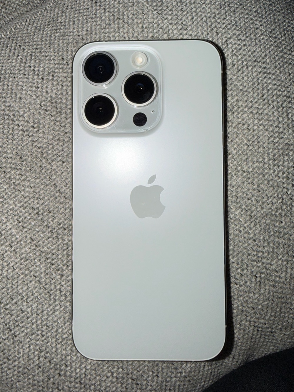 IPHONE 15PRO - white